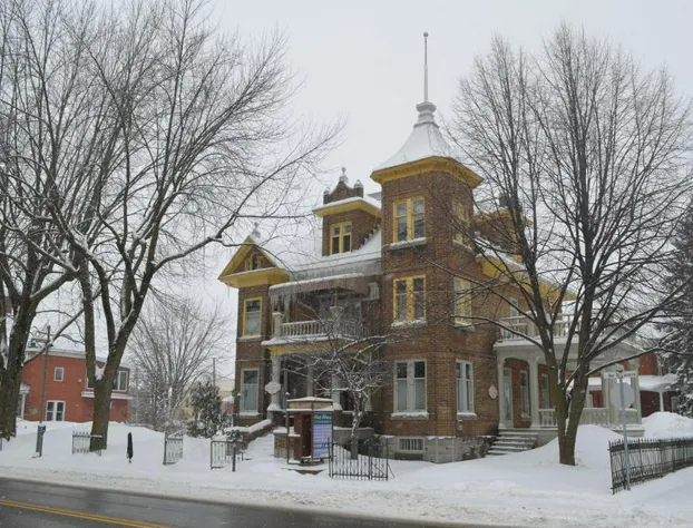 Le 100 St-Laurent hotel detail image 1