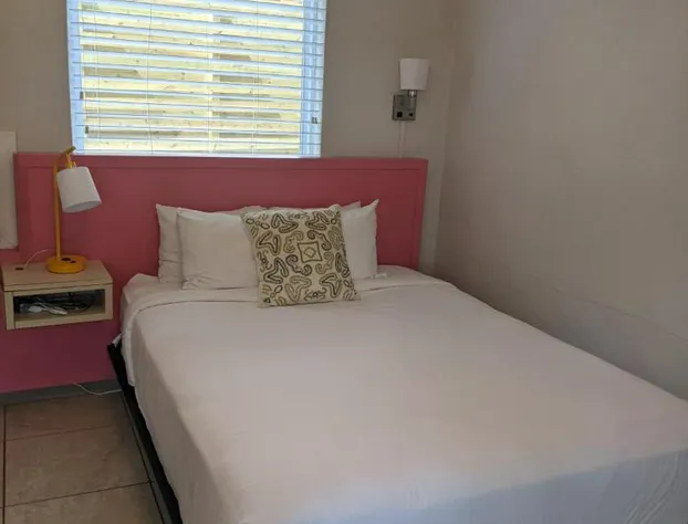 Queens Court hotel detail image 2