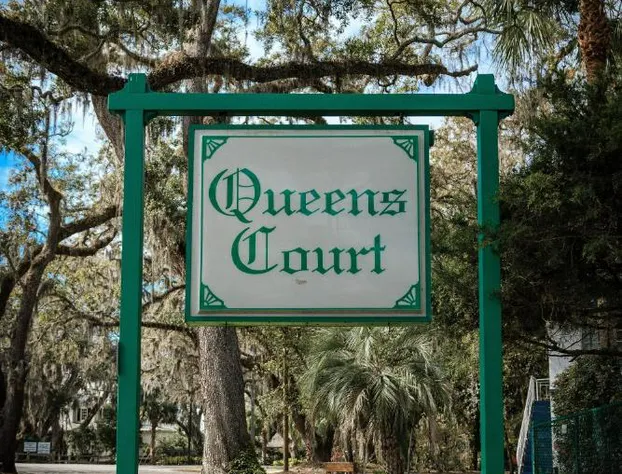 Queens Court hotel detail image 1