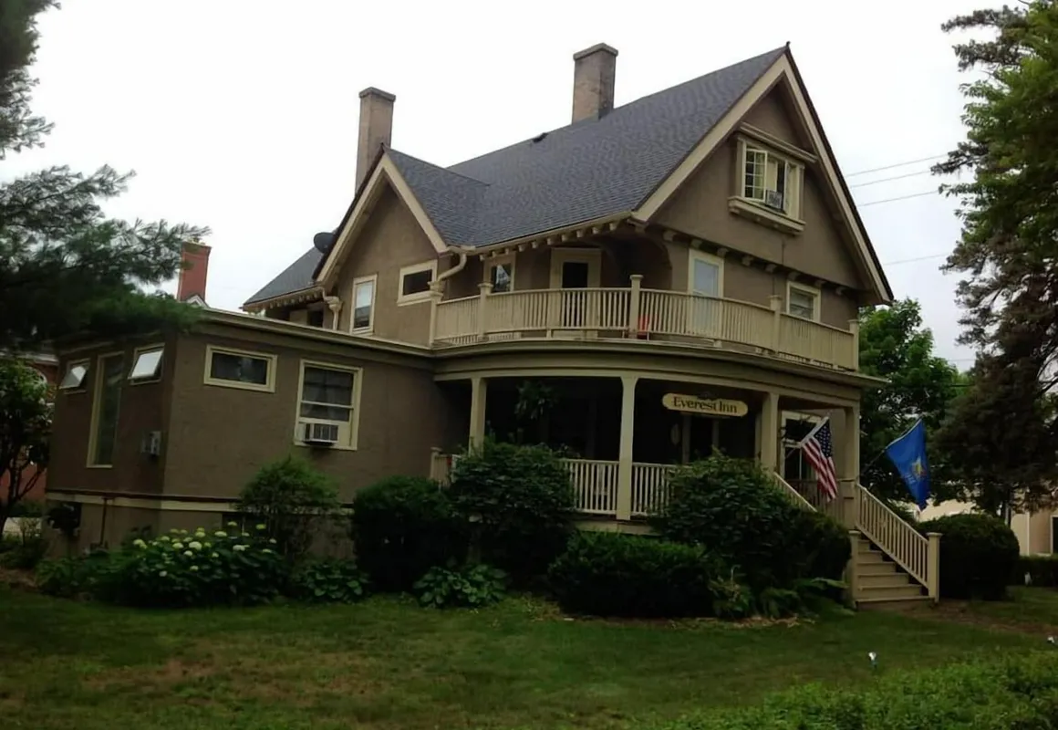 Everest Inn Bed and Breakfast hotel hero