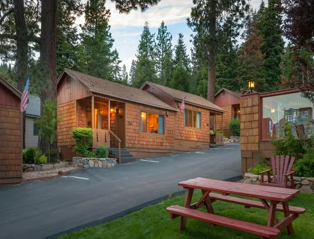 Cedar Glen Lodge hotel detail image 1