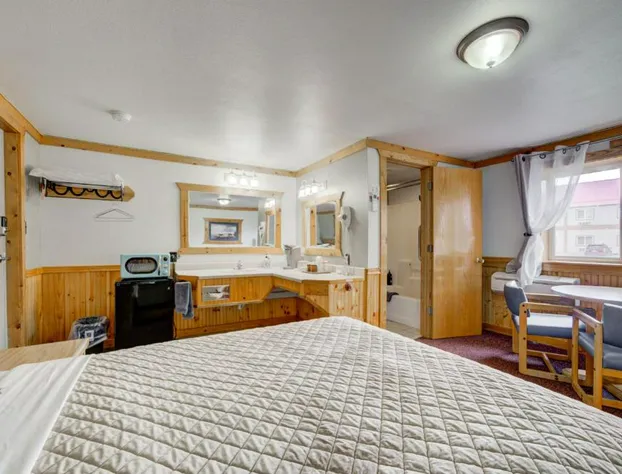 Livingston Inn - Historic hotel detail image 3