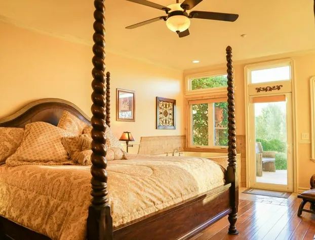 High Ridge Manor hotel detail image 2