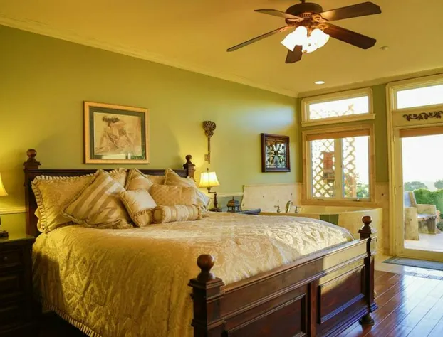 High Ridge Manor hotel detail image 3