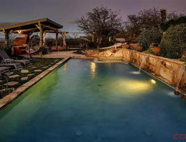 High Ridge Manor hotel detail image 4