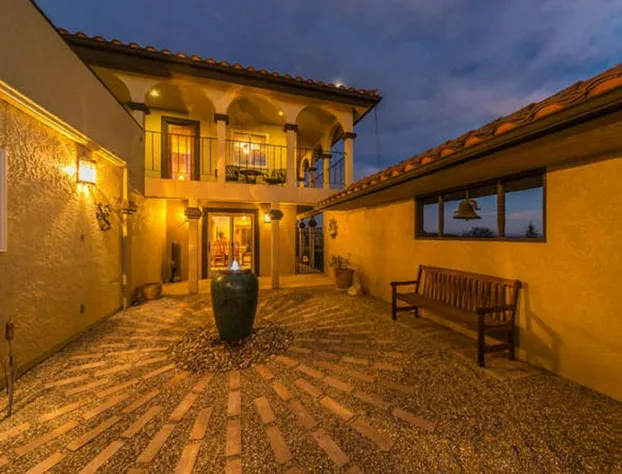 High Ridge Manor hotel detail image 2