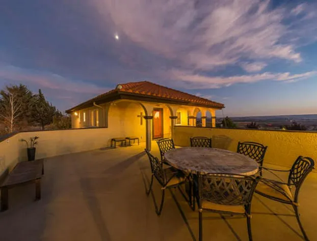 High Ridge Manor hotel detail image 3