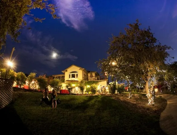 High Ridge Manor hotel detail image 4