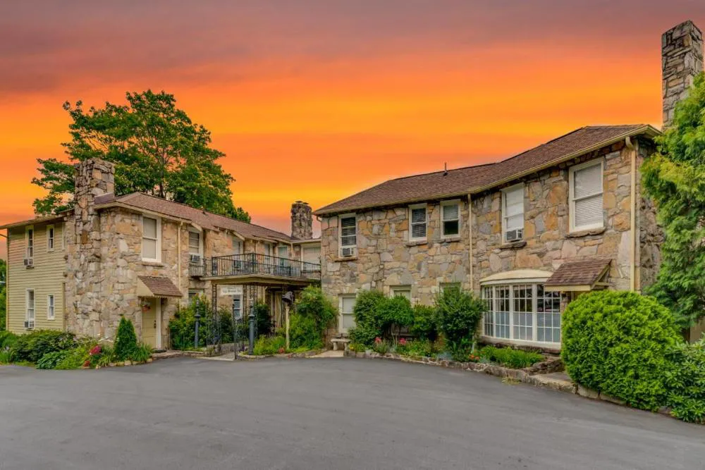 Echo Mountain Inn hotel hero