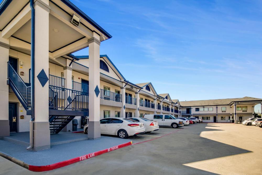 Executive Inn & Suites hotel hero