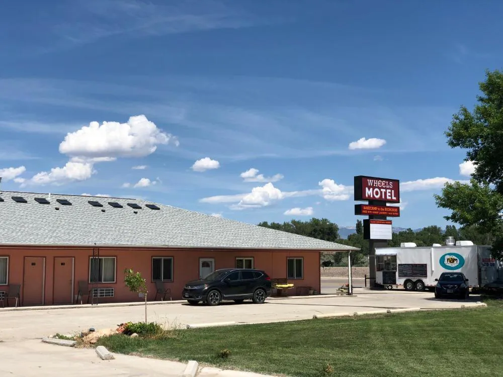 Wheels Motel hotel hero