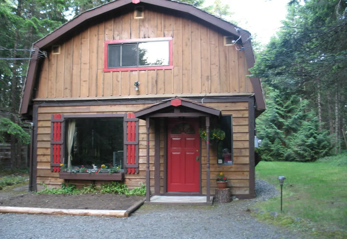 Cedar Song B & B and Cottage hotel hero