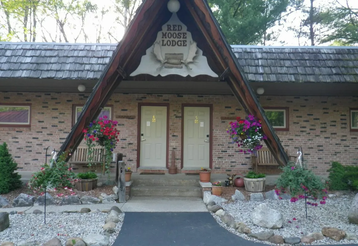 Red Moose Lodge hotel hero
