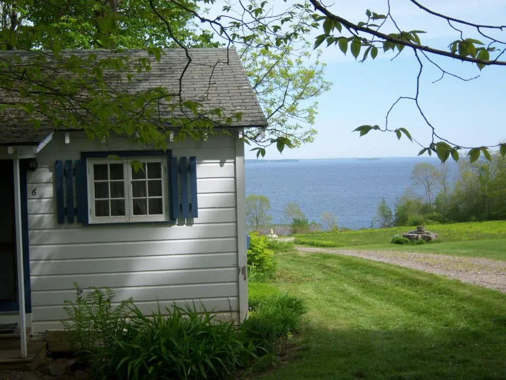 High Tide Inn hotel hero