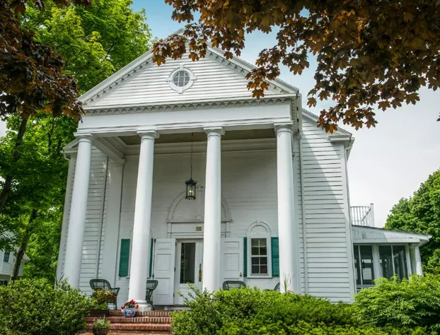 Anne's White Columns Inn hotel detail image 1