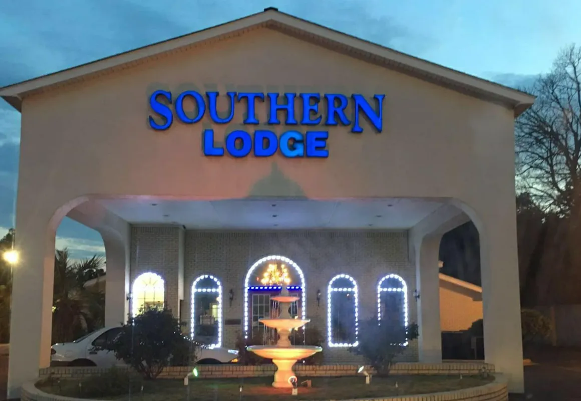 Southern Lodge & Suites hotel hero