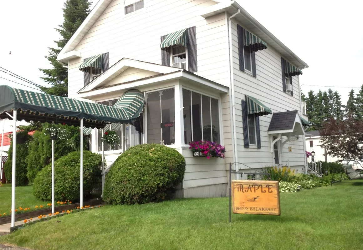 Maple Tourist Home Bed & Breakfast hotel hero