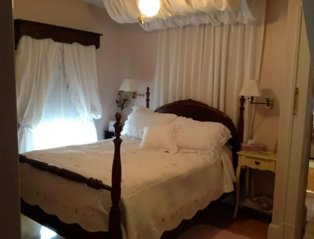 Maple Tourist Home Bed & Breakfast hotel detail image 3