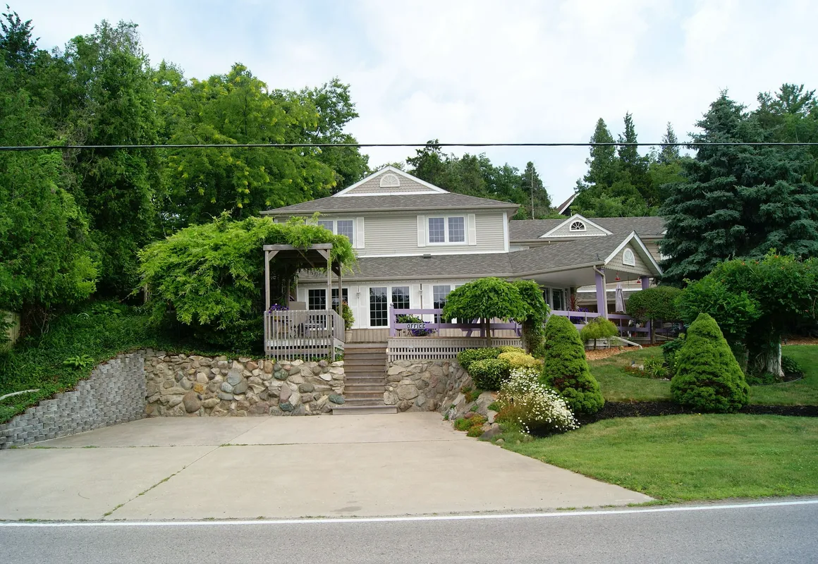 Bee 'n Bee Bed n' Breakfast hotel hero