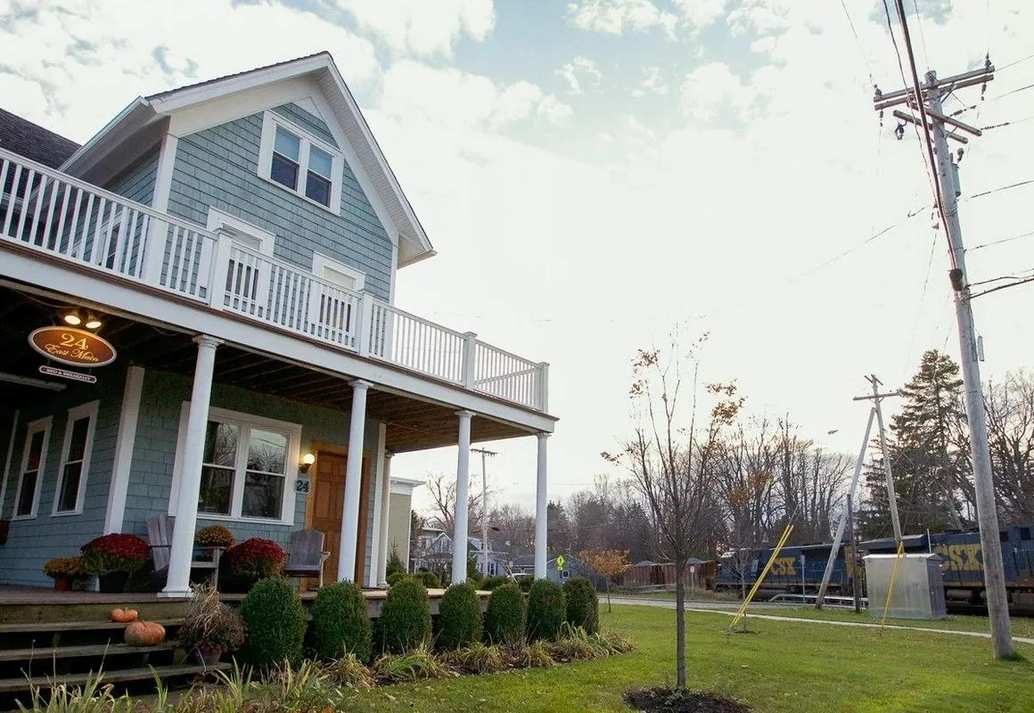 24 East Main Street B&B hotel hero
