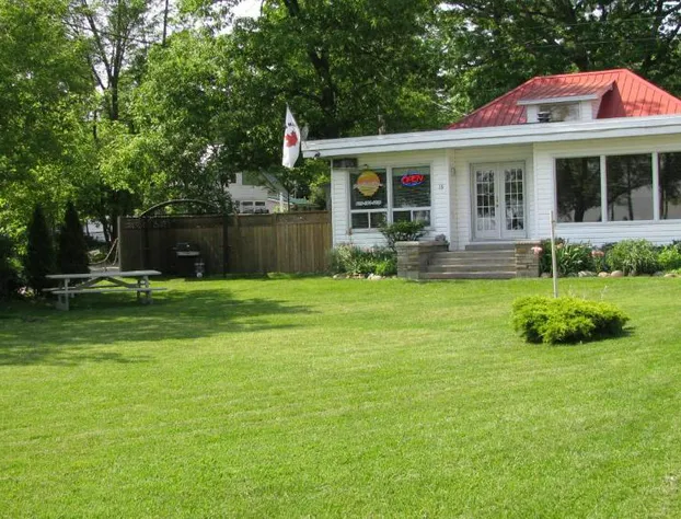 Balm Beach Resort & Motel hotel detail image 4