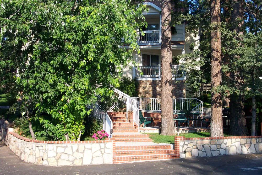 Giant Oaks Lodge hotel hero