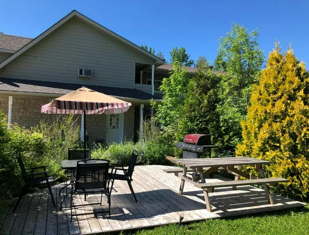 Adventure the Bruce Inn - Recently Renovated With Outdoor Hot Tub hotel detail image 4