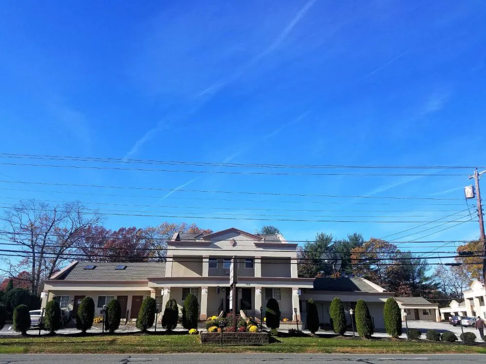 Travelers Lodge hotel hero