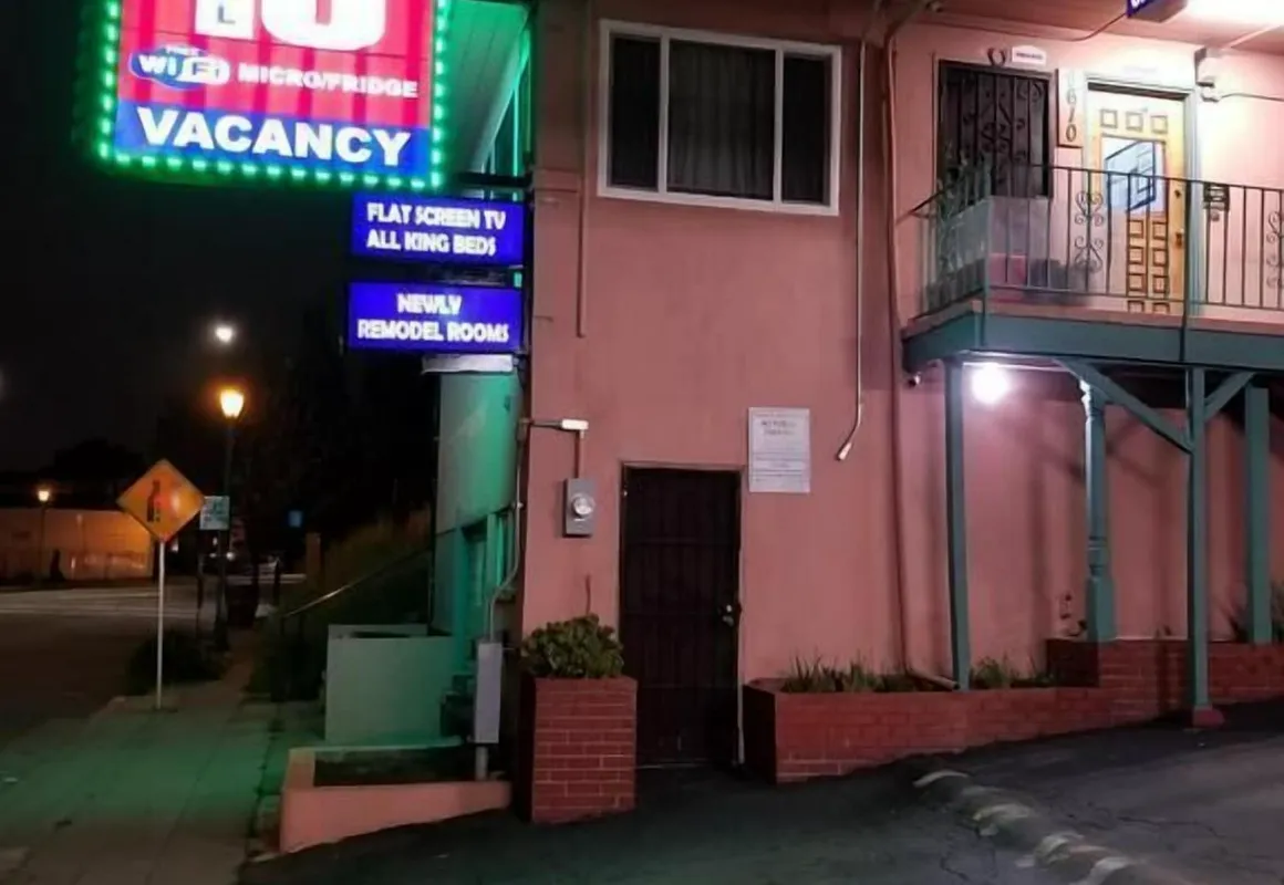 Travis Lodge Motel 16 hotel hero