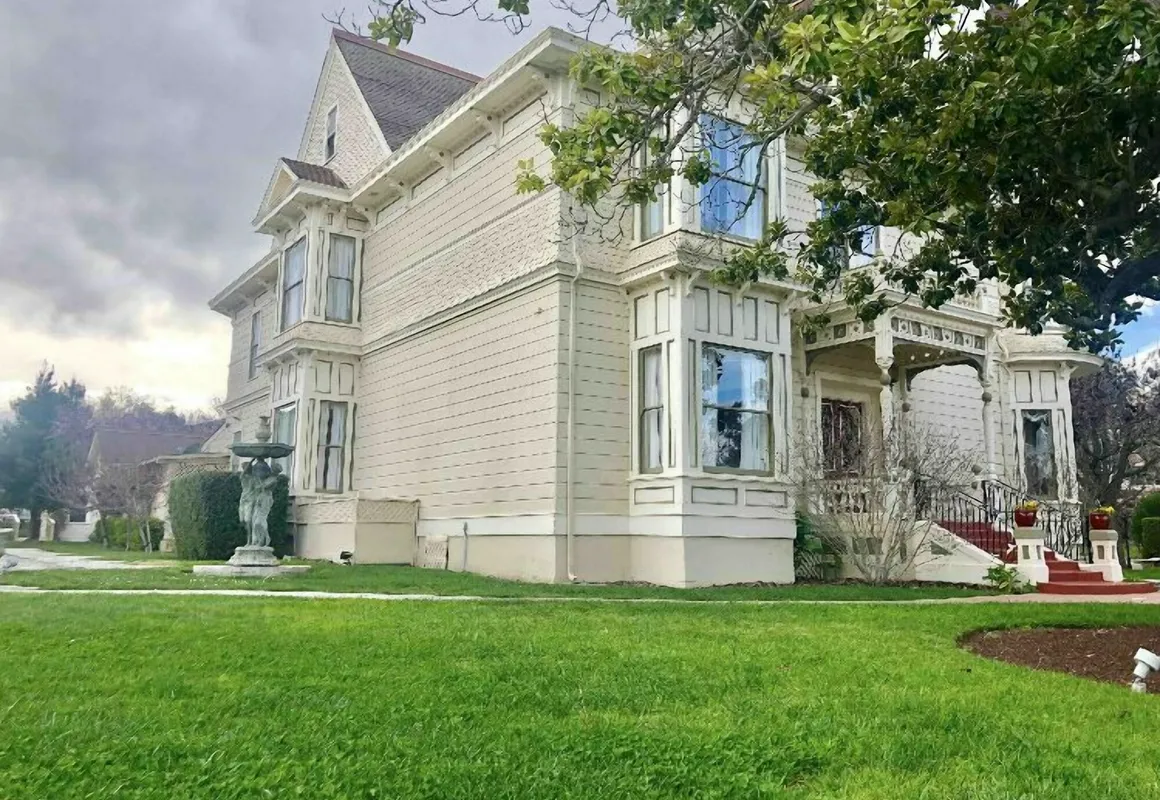 River Rd. Mansion hotel hero