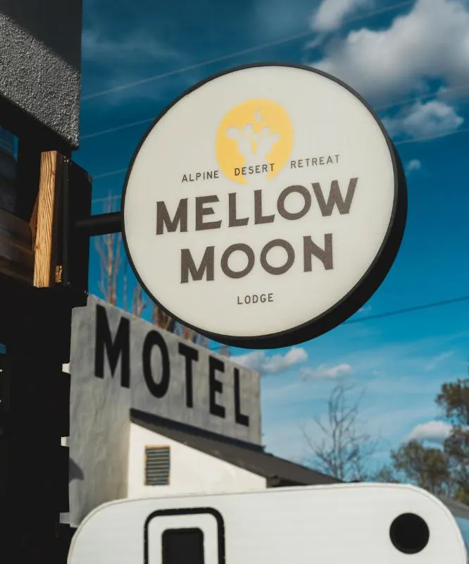 Mellow Moon Lodge hotel hero