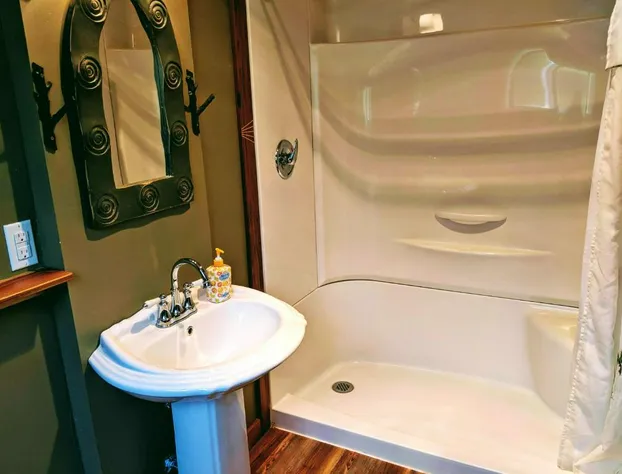 Frigon Suite - Waterfront hotel detail image 4