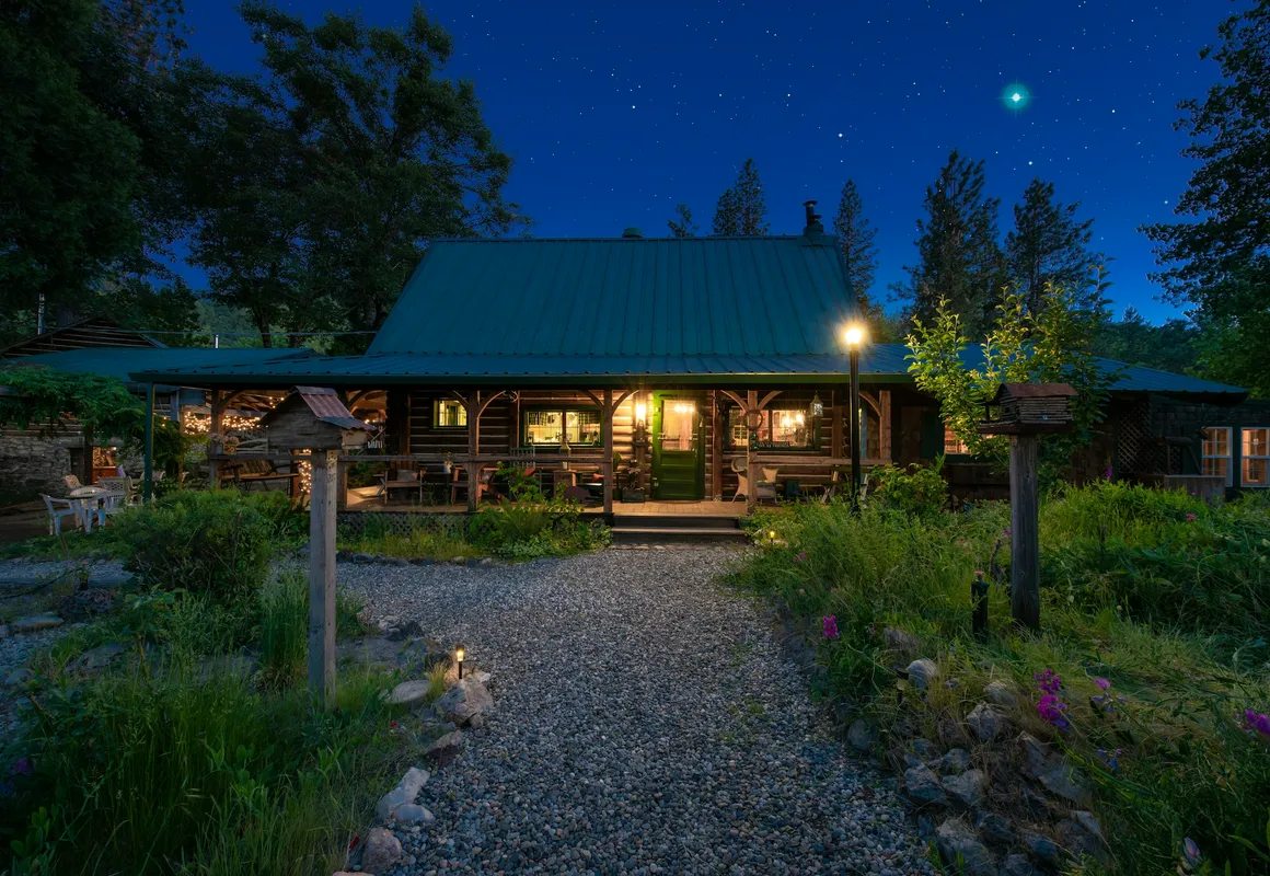 The Davies Family Inn hotel hero