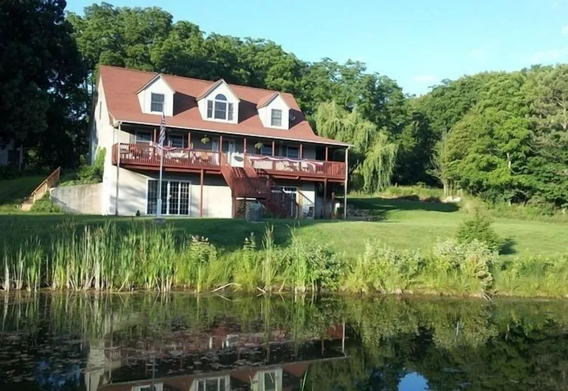 BMI Bed & Breakfast and Oasis hotel hero