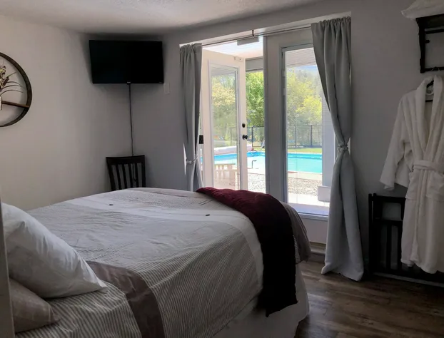 Wolfs Den on the River hotel detail image 1