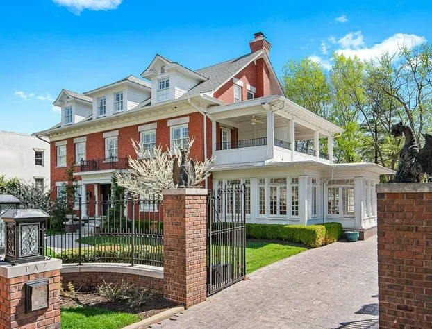 Oak Street Mansion hotel detail image 2