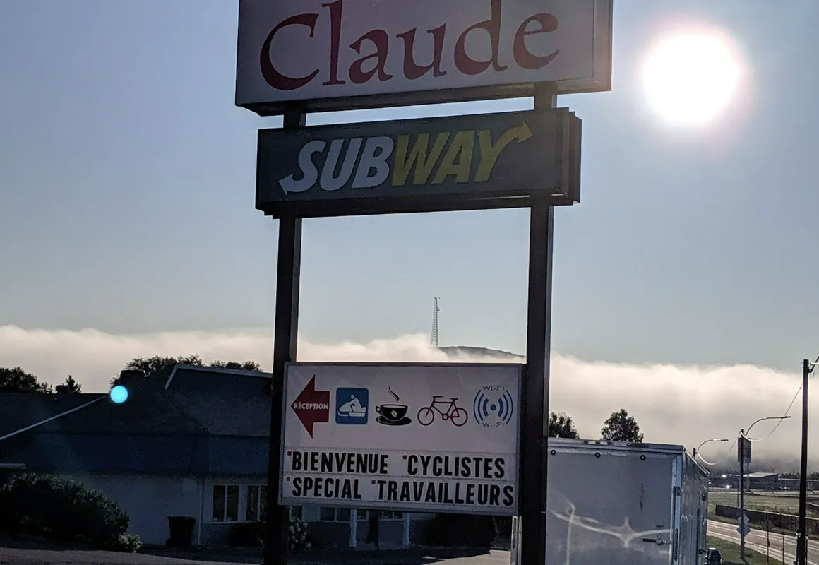 Motel Claude hotel hero