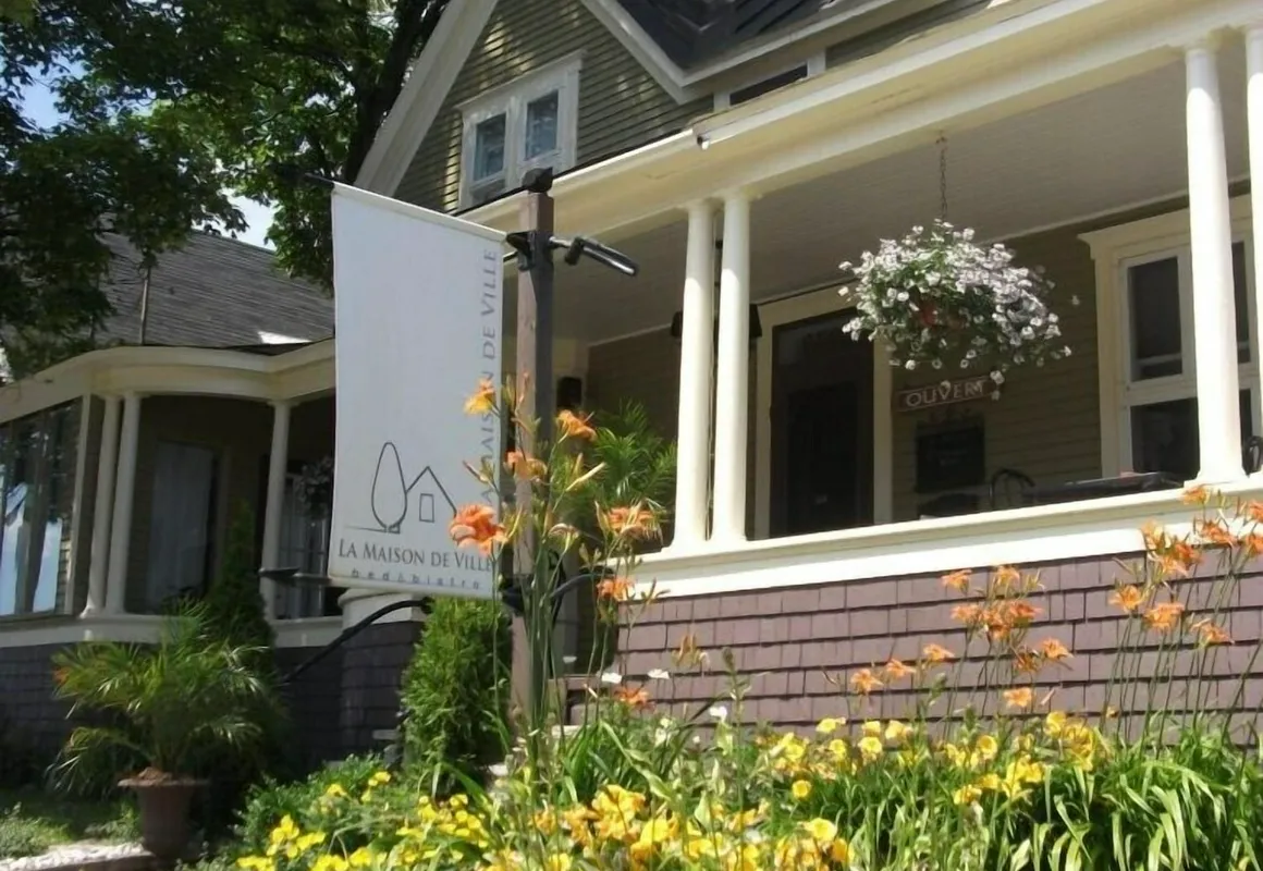 La Maison de Ville - bed & bistro hotel hero