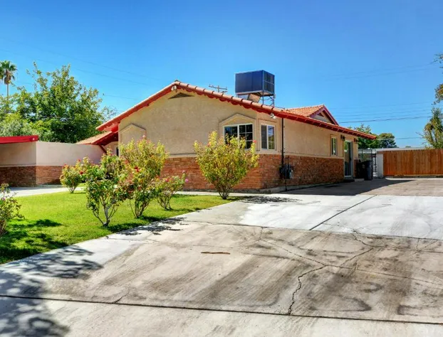 Las Vegas Elegance! Pool Table & Sparkling Pool! Home hotel detail image 3