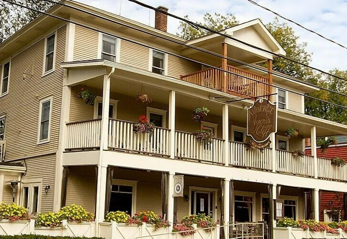 Auberge Ayers Cliff hotel hero