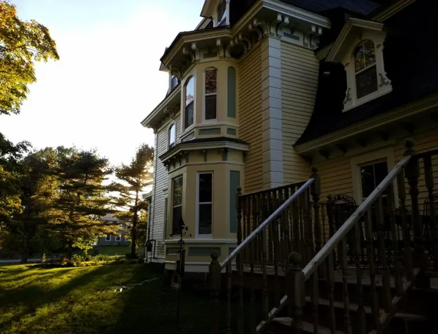 Maplehurst Manor B&B hotel detail image 3