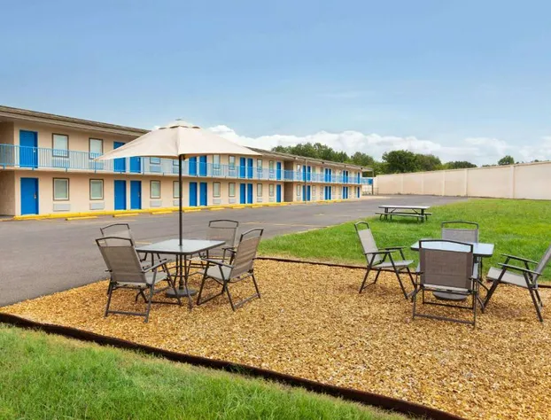 Super 8 by Wyndham Paducah I-24 Exit 4 hotel detail image 2