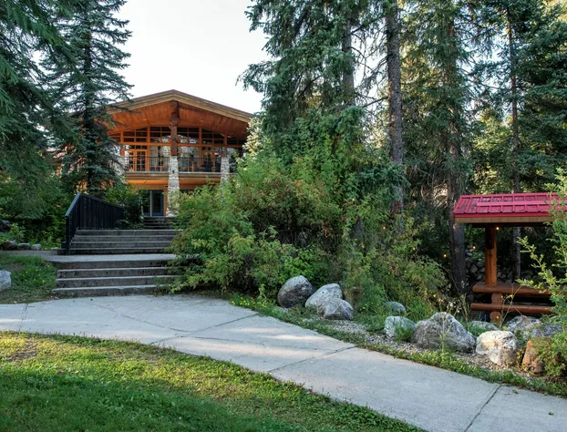 Mike Wiegele Helicopter Skiing hotel detail image 1