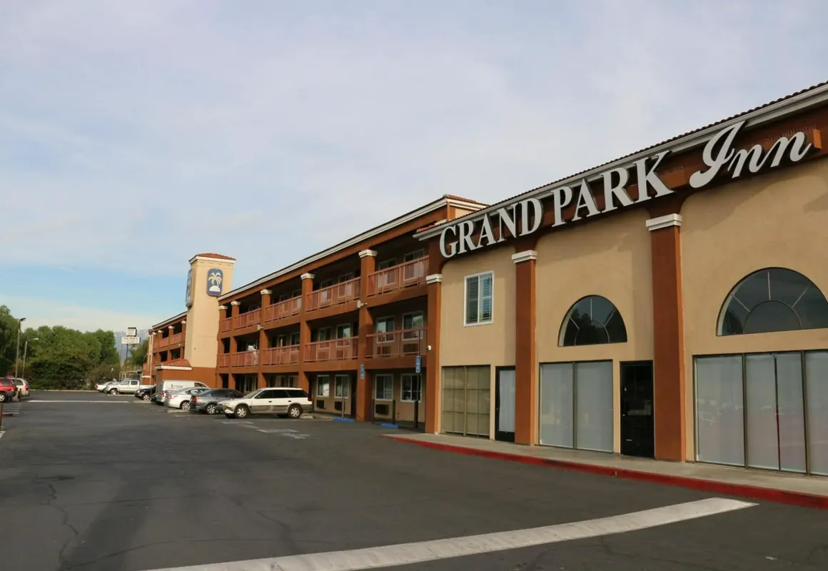 Grand Park Inn hotel hero