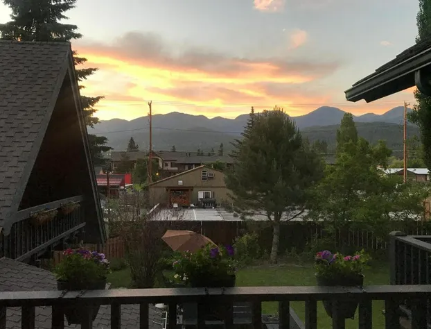 Good Medicine Lodge Bed & Breakfast hotel detail image 1