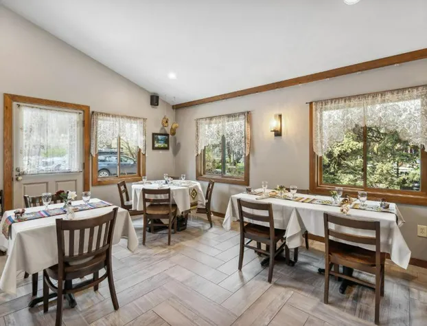 Good Medicine Lodge Bed & Breakfast hotel detail image 4