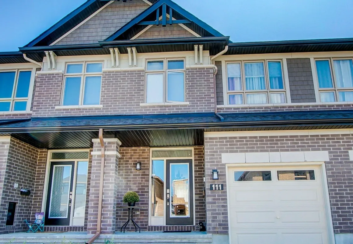 Henia's INN hotel hero