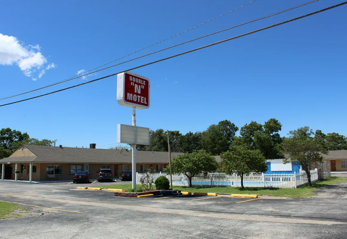 Double N Motel hotel hero