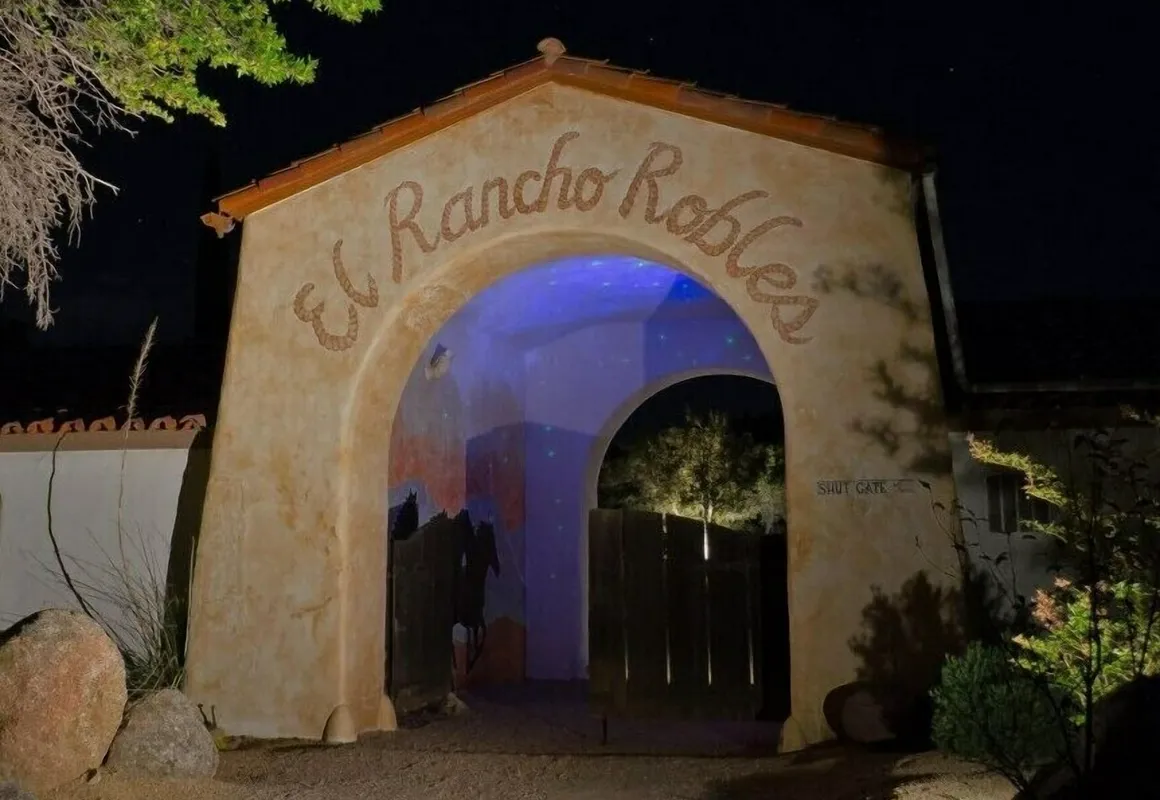 El Rancho Robles hotel hero