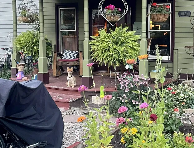 Downtown BnB King Bed Clawfoot Tub & Hot Tub hotel detail image 1